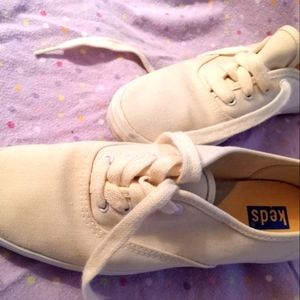 Cream colored KEDS Ladies 7S Narrow